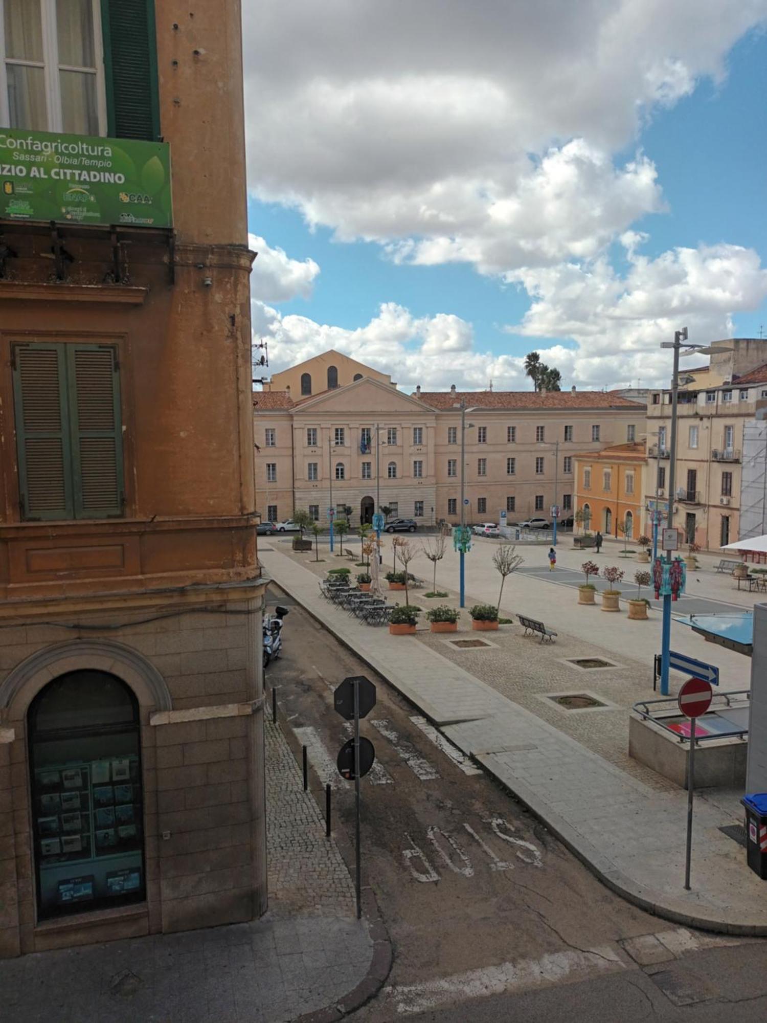 B&B Le Finestre Su Via Cavour Sassari Exterior foto